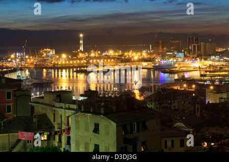 Überblick über den alten Hafen in Genua am Abend, Ligurien, Italien Stockfoto