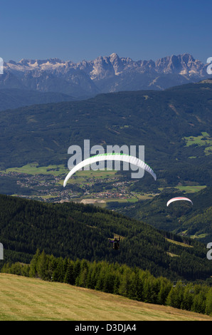 Gleitschirm über Gerlitzen (in der Nähe von Ossiach, Carinthia) mit österreichischen Alpen Stockfoto