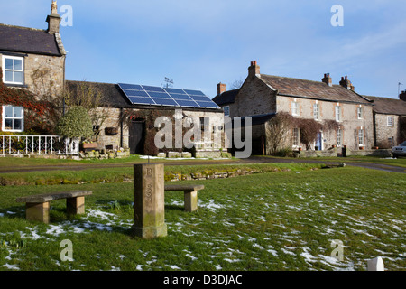 Moor Monkton Village Green  Freistehende Häuser mit Sonnenkollektoren, im Dorf Bellerby, in der Nähe von Leyburn und Catterick, North Yorkshire, Großbritannien Stockfoto