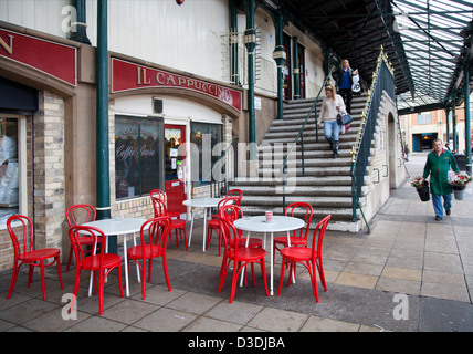 Kaffeebecher Die vordere Treppe von unabhängigen Il Cappuccino Coffee Shop mit Tischen und Stühlen, Darlington, Yorkshire, Großbritannien Stockfoto