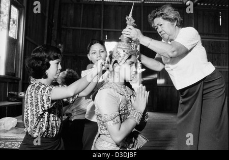 Kambodscha: Der School of Fine Arts hat eine junge Tänzerin ihr Kopfschmuck vor einem öffentlichen Auftritt des traditionellen Khmer Tanz ausgestattet. Stockfoto