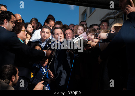 Nikos Anastasiadis spricht zu den Medien Stockfoto