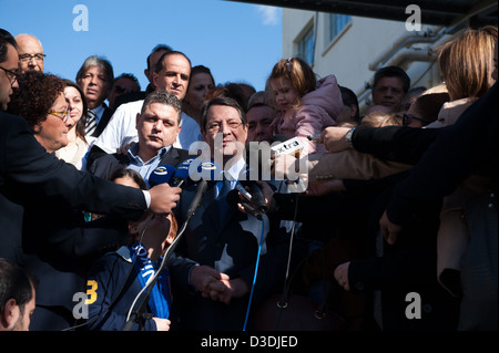 Nikos Anastasiadis spricht zu den Medien Stockfoto