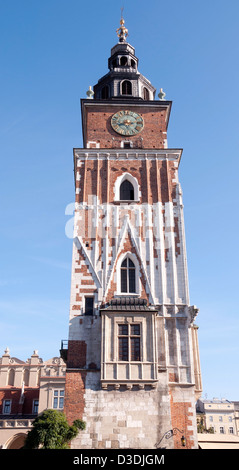 Gotische Rathausturm mit Uhr in Krakau, Polen Stockfoto