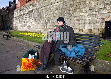 Wer wagt es, das Abzeichen eines alten Soldaten zu gewinnen? Obdachloser in York, sitzender Rentner, der für den Winter gut eingepackt ist. Yorkshire, Großbritannien Stockfoto