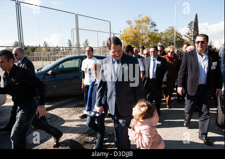 Nikos Anastasiadis hält seine Gran Childern wie er geht Stockfoto