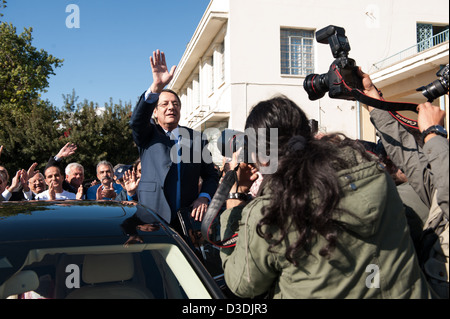 Nikos Anastasiadis Wellen Menschen seine Autotür holdin Stockfoto