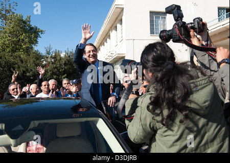 Nikos Anastasiadis Wellen Menschen seine Autotür holdin Stockfoto