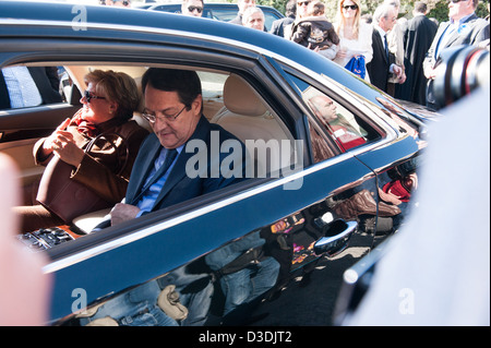 Nikos Anastasiadis in seinem Auto neben seiner Frau Stockfoto