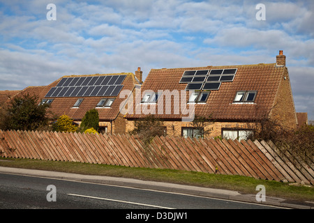 Monkton Moor, ein Dorf und Zivilgemeinde in Harrogate   Einfamilienhäusern mit Sonnenkollektoren, in der Nähe von York, North Yorkshire, UK Stockfoto