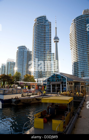 Toronto, Kanada, Stadtbild in Harbourfront vor Wolkenkratzer mit dem CN Tower Stockfoto