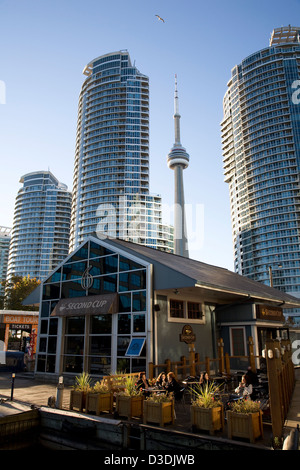 Toronto, Kanada, Stadtbild in Harbourfront vor Wolkenkratzer mit dem CN Tower Stockfoto