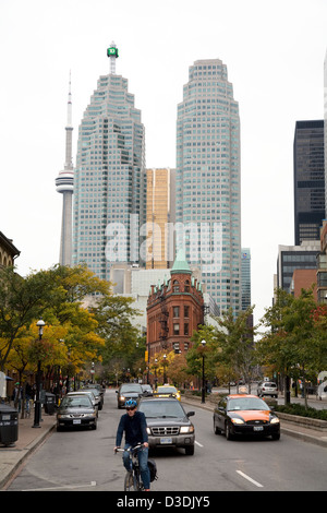 Toronto, Kanada, Stadtansicht mit dem Flatiron Building vor Wolkenkratzer-Kulisse Stockfoto