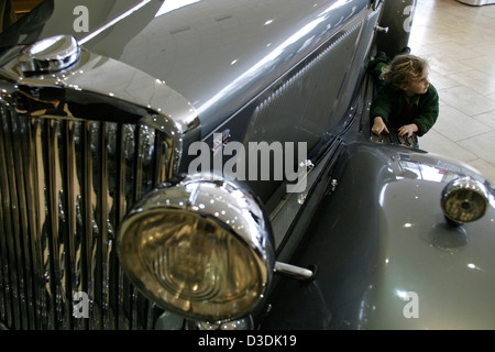 LONDON, ENGLAND - März 2004: Bei einer Oldtimer-Vorverkauf spielt ein Besucher Kind auf ein 1935 Talbot Tourer. Das Auto verkauft für £64.625. Stockfoto