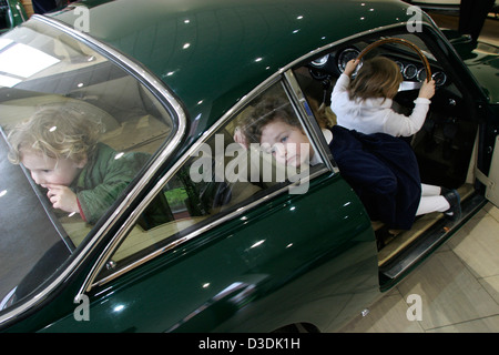 Christies Auktion Haus Besucher Kinder spielen innerhalb einer 1964 Ferrari 250 GT/L Berlinetta Liusso. Stockfoto