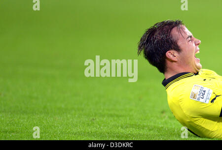 Dortmunds Mario Goetze liegt auf dem Platz in der deutschen Bundesliga-Spiel zwischen Borussia Dortmund und Eintracht Frankfurt im Signal Iduna Park in Dortmund, Deutschland, 16. Februar 2013. Dortmund besiegt Frankfurt 3: 0. Foto: Federico Gambarini Stockfoto
