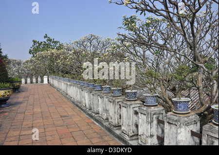 Balkon und Blume Bäume im Tempel Wat Phra Khew, Khao Wang Hilltop Palace, Stockfoto