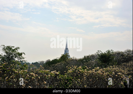 Stupa und Blumen im Tempel Wat Phra Khew, Khao Wang Hilltop Palace, Thailand Stockfoto