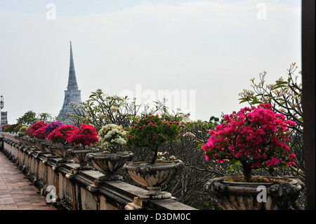 Architektonische Details und Blume Urnen im Tempel Wat Phra Khew, Khao Wang Hilltop Palace, Thailand Stockfoto