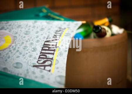 Berlin, Deutschland, leere Champagnerflaschen in einem Papierkorb können, einen Regenschirm neben anzeigen für aspirin Stockfoto