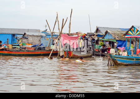 Kampong Luang, schwimmenden Dorf auf der westlichen Seite des Tonle Sap Sees, Pursat Provinz, Kambodscha. Stockfoto