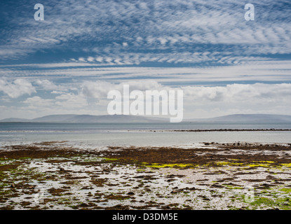 Blick über die Bucht von Galway in Richtung der Burren aus in der Nähe von Barna, Co. Galway, Irland Stockfoto