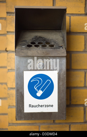 Berlin, Deutschland, eine montierte Aschenbecher mit Aufkleber Raucherzone Stockfoto