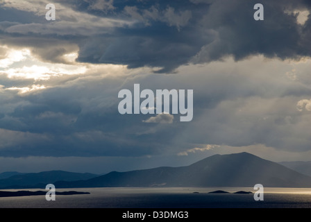 Dramatischer Himmel über dem Meer und die Berge Stockfoto