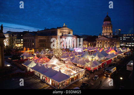 Berlin, Deutschland, mit Blick auf den Weihnachtsmarkt auf dem Gendarmenmarkt Stockfoto