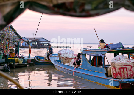 Kampong Luang, schwimmenden Dorf auf der westlichen Seite des Tonle Sap Sees, Pursat Provinz, Kambodscha. Stockfoto