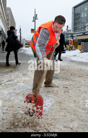 Berlin, Deutschland, Mitglieder des Ostseeraums, Schnee und Eis zu entfernen Stockfoto