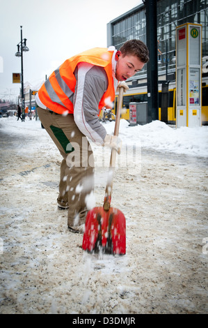 Berlin, Deutschland, Mitglieder des Ostseeraums, Schnee und Eis zu entfernen Stockfoto