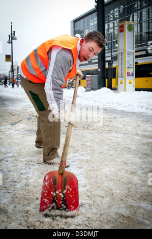 Berlin, Deutschland, Mitglieder des Ostseeraums, Schnee und Eis zu entfernen Stockfoto