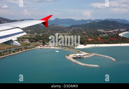 Flügel des Flugzeugs auf dem Hintergrund der Insel Langkawi Stockfoto