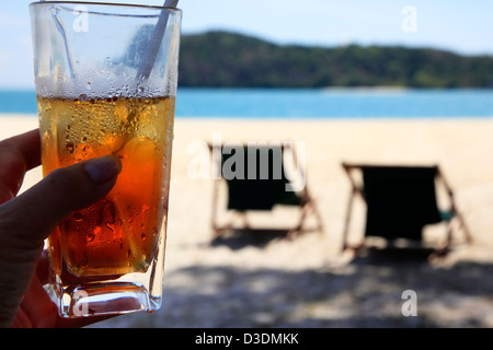 Cocktail am Strand und zwei Stühle für rest Stockfoto