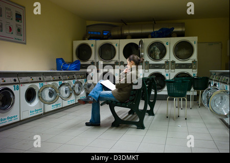 Berlin, Deutschland, eine Frau in den Waschsalon Stockfoto