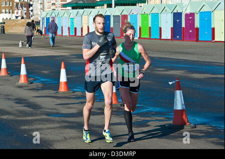 Brighton, UK, Sonntag, 17. Februar 2013. Vorderen Läufer am vorletzten Meile Brighton Halbmarathon. Alamy Live-Nachrichten Stockfoto