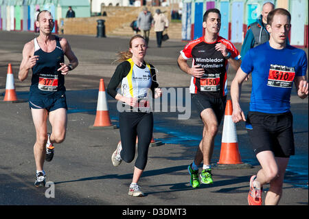 Brighton, UK, Sonntag, 17. Februar 2013. Vorderen Läufer am vorletzten Meile Brighton Halbmarathon. Alamy Live-Nachrichten Stockfoto