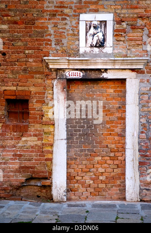 Tür in Venedig, mit dem Schnitzen oben zugemauert. Stockfoto