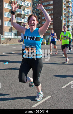 Brighton, UK, Sonntag, 17. Februar 2013. Läufer bei Meile 8 Brighton Halbmarathon. Alamy Live-Nachrichten Stockfoto