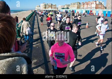 Brighton, UK, Sonntag, 17. Februar 2013. Läufer am vorletzten Meile Brighton Halbmarathon. Alamy Live-Nachrichten Stockfoto