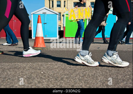 Brighton, UK, Sonntag, 17. Februar 2013. Läufer am vorletzten Meile Brighton Halbmarathon. Alamy Live-Nachrichten Stockfoto