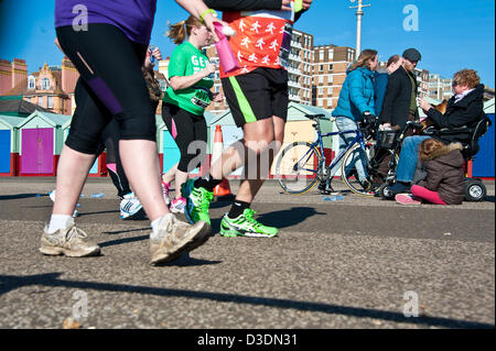 Brighton, UK, Sonntag, 17. Februar 2013. Läufer am vorletzten Meile Brighton Halbmarathon. Alamy Live-Nachrichten Stockfoto