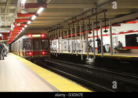 16. Februar 2013 - Cambridge, Massachusetts, USA - der MBTA Red Line Stop in Kendall Square, Cambridge, Massachusetts auf Samstag, 16. Februar 2013. (Bild Kredit: Nicolaus Czarnecki/ZUMAPRESS.com ©) Stockfoto