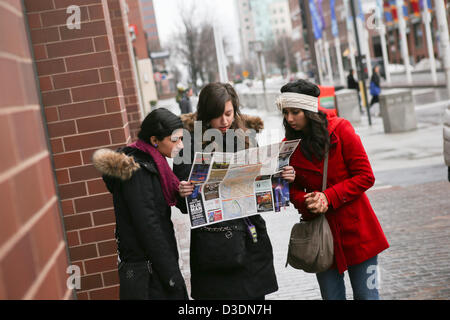 16. Februar 2013 - Cambridge, Massachusetts, USA - halt drei Frauen betrachten einer Karte in Kendall Square, Cambridge, Massachusetts auf Samstag, 16. Februar 2013. (Bild Kredit: Nicolaus Czarnecki/ZUMAPRESS.com ©) Stockfoto