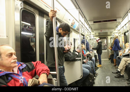 16. Februar 2013 - Cambridge, Massachusetts, USA - Passagiere nehmen der MBTA Red Line aus Cambridge, Boston in Cambridge, Massachusetts auf Samstag, 16. Februar 2013. (Bild Kredit: Nicolaus Czarnecki/ZUMAPRESS.com ©) Stockfoto