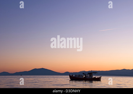 Angelboot/Fischerboot am Pagasitischen Golf bei Sonnenuntergang Stockfoto