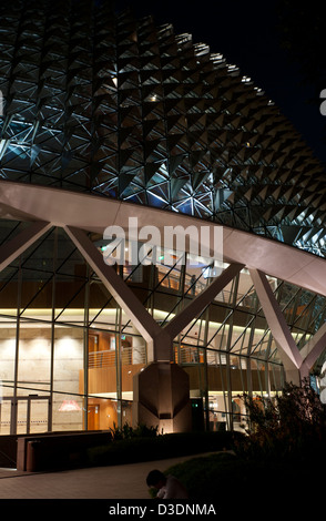 Äußere externe Ansicht der Esplanade Theater an der Bucht nachts beleuchtet, Marina Bay, Singapore Stockfoto