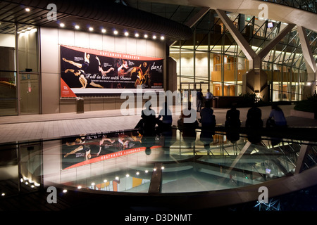 Äußere externe Ansicht der Esplanade Theater an der Bucht nachts beleuchtet, Marina Bay, Singapore Stockfoto