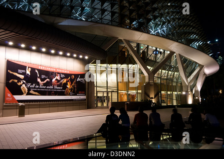 Äußere externe Ansicht der Esplanade Theater an der Bucht nachts beleuchtet, Marina Bay, Singapore Stockfoto